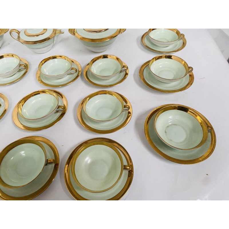 Service à café et thé en porcelaine polychrome – 25 pièces, XXᵉ siècle