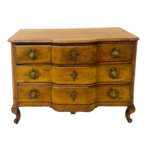 Commode galbée en noyer massif – XVIIIᵉ siècle