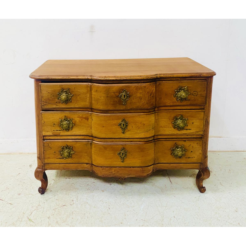 Bombé commode van massief walnotenhout – 18e eeuw