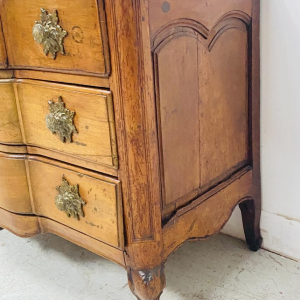Bombé commode in solid walnut – 18th century