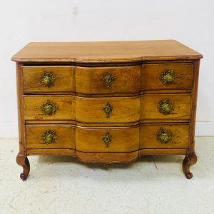 Bombé commode van massief walnotenhout – 18e eeuw