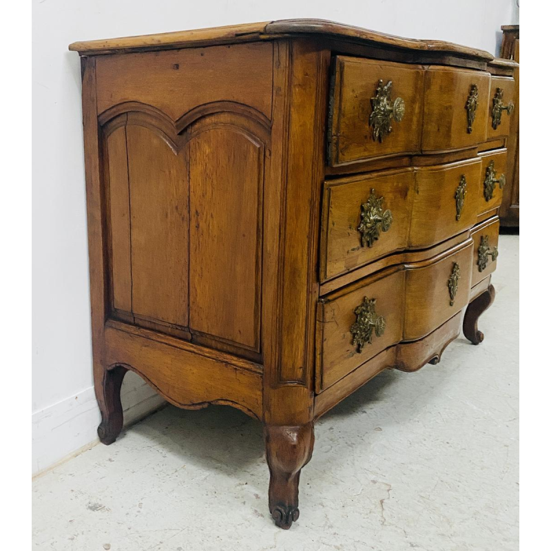 Bombé commode van massief walnotenhout – 18e eeuw