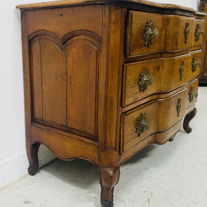 Commode galbée en noyer massif – XVIIIᵉ siècle