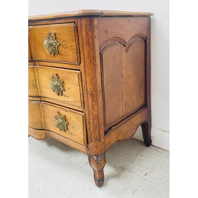 Commode galbée en noyer massif – XVIIIᵉ siècle