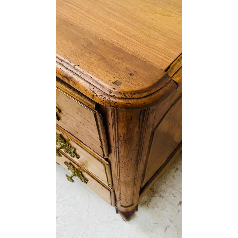 Bombé commode van massief walnotenhout – 18e eeuw