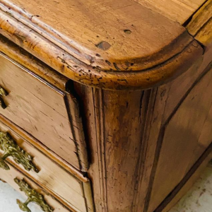 Bombé commode in solid walnut – 18th century