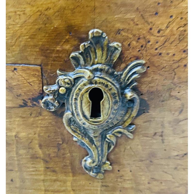 Bombé commode in solid walnut – 18th century