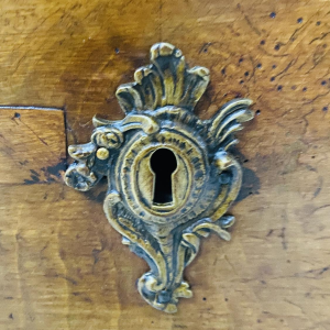 Bombé commode in solid walnut – 18th century