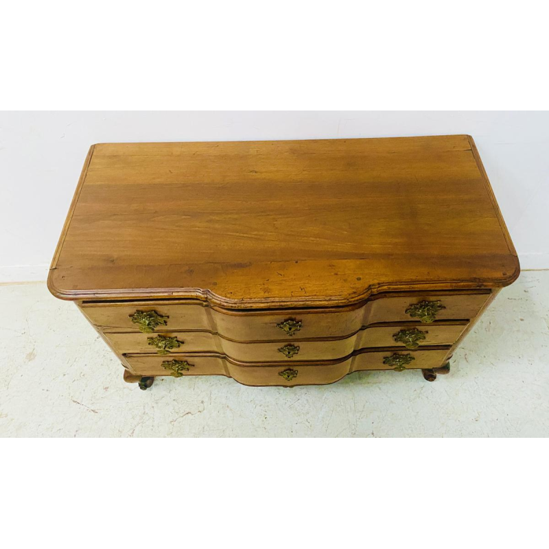 Bombé commode in solid walnut – 18th century