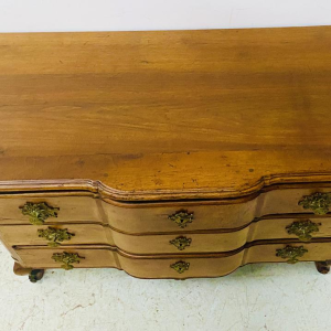 Bombé commode van massief walnotenhout – 18e eeuw