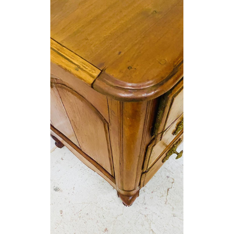 Bombé commode van massief walnotenhout – 18e eeuw