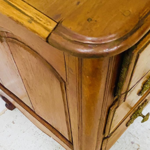 Commode galbée en noyer massif – XVIIIᵉ siècle