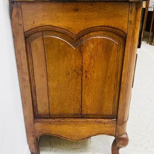 Commode galbée en noyer massif – XVIIIᵉ siècle