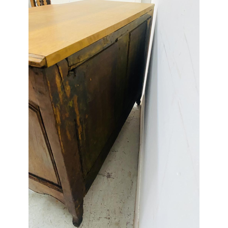 Bombé commode in solid walnut – 18th century