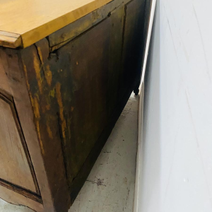 Commode galbée en noyer massif – XVIIIᵉ siècle