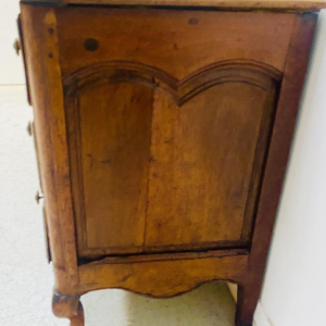 Commode galbée en noyer massif – XVIIIᵉ siècle