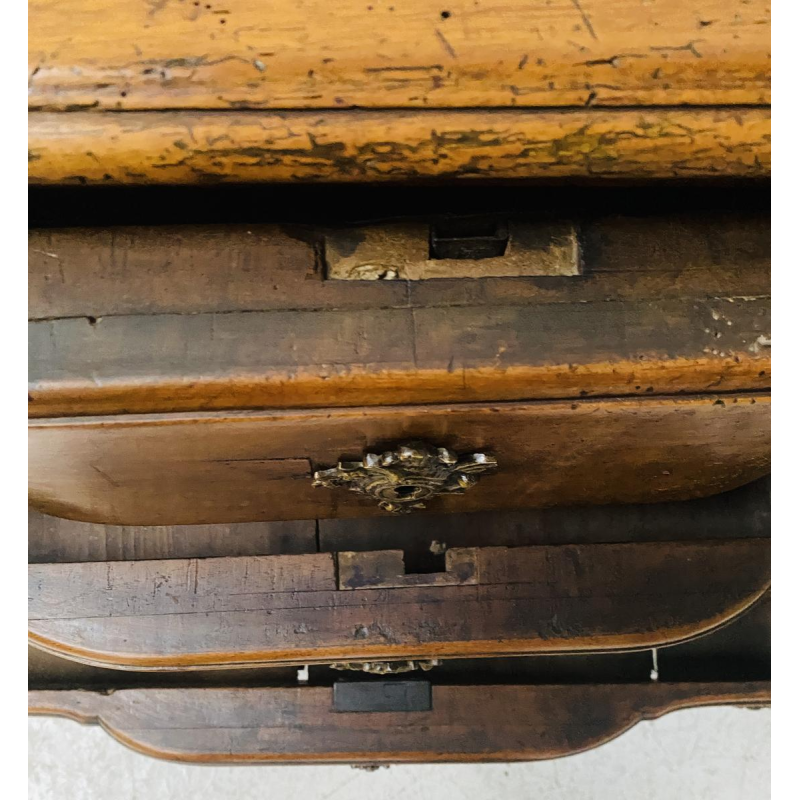 Bombé commode in solid walnut – 18th century