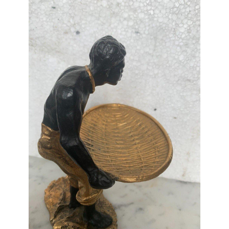 "De man met de gevlochten mand", bronzen sculptuur met een dubbele patina, 20e eeuw.