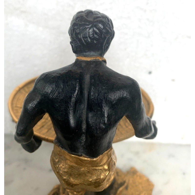 "De man met de gevlochten mand", bronzen sculptuur met een dubbele patina, 20e eeuw.