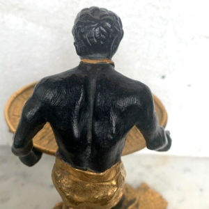"De man met de gevlochten mand", bronzen sculptuur met een dubbele patina, 20e eeuw.