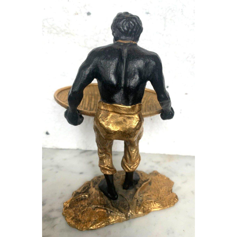 "De man met de gevlochten mand", bronzen sculptuur met een dubbele patina, 20e eeuw.