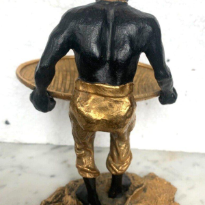 « L’Homme au panier tressé » sculpture en bronze à double patine, XXᵉ siècle