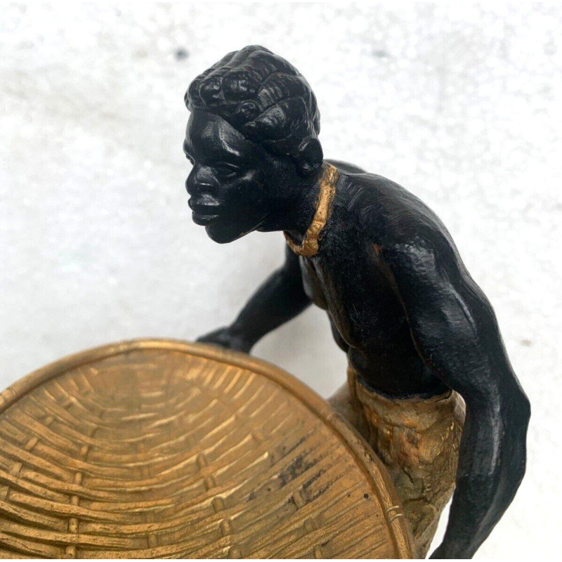 "De man met de gevlochten mand", bronzen sculptuur met een dubbele patina, 20e eeuw.