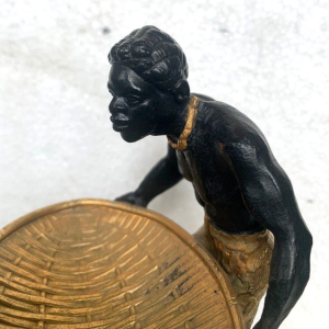 "De man met de gevlochten mand", bronzen sculptuur met een dubbele patina, 20e eeuw.