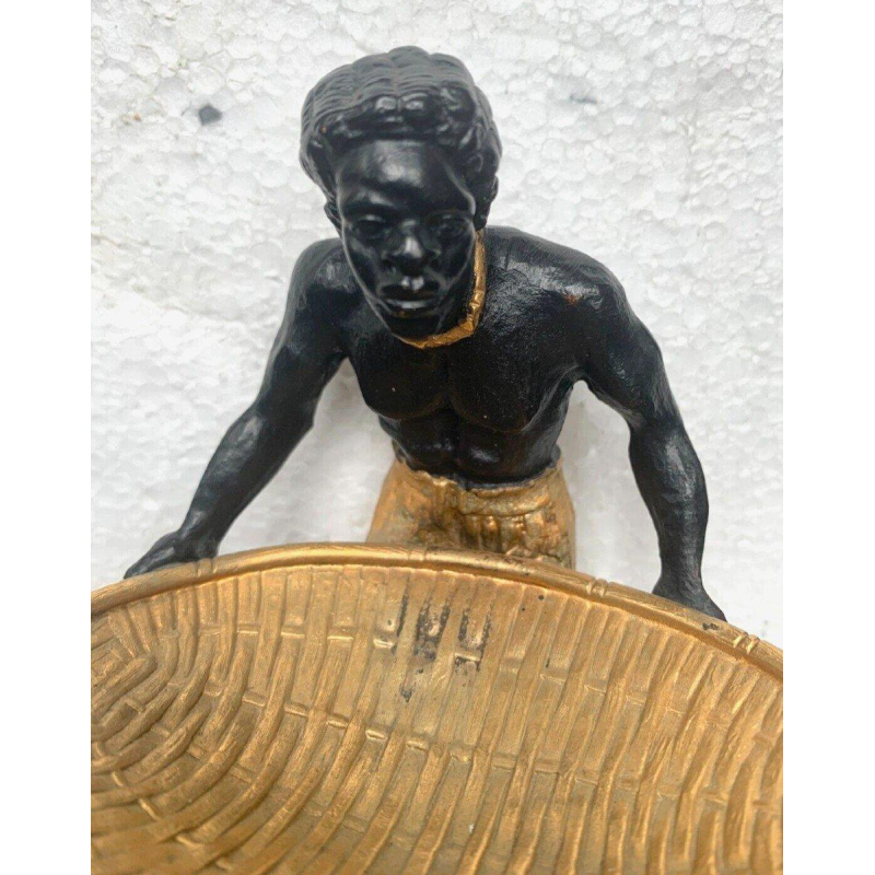 "De man met de gevlochten mand", bronzen sculptuur met een dubbele patina, 20e eeuw.
