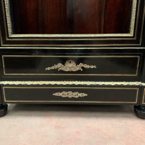 Vitrine d’apparat Napoléon III en bois noir et bronze ciselé doré – XIXᵉ siècle