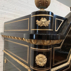 Vitrine d’apparat Napoléon III en bois noir et bronze ciselé doré – XIXᵉ siècle