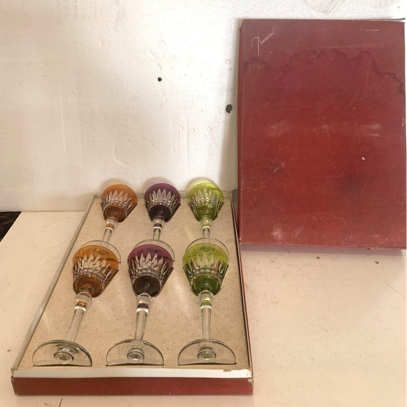 Set van zes geslepen kristallen glazen van het Huis Baccarat – 20e eeuw