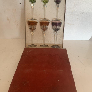Set van zes geslepen kristallen glazen van het Huis Baccarat – 20e eeuw