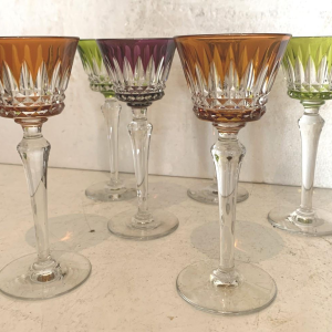 Suite de six verres en cristal taillé de la Maison Baccarat – XXᵉ siècle