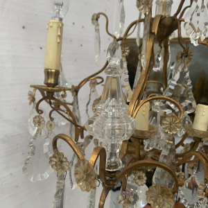 Kroonluchter in Louis XV-stijl met kooiconstructie, uitgevoerd in brons en glas – 20e eeuw