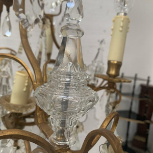 Lustre cage de style Louis XV en bronze et pampilles de verre – XXᵉ siècle