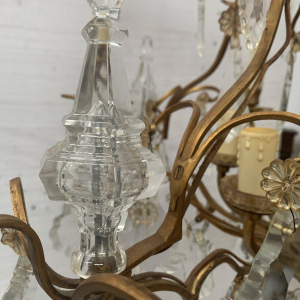 Lustre cage de style Louis XV en bronze et pampilles de verre – XXᵉ siècle