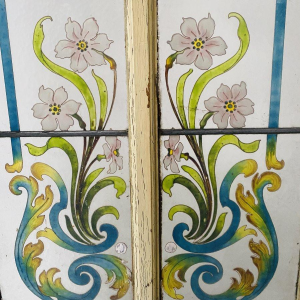 Deur in art-decostijl van gepatineerd vurenhout en beschilderd glas.