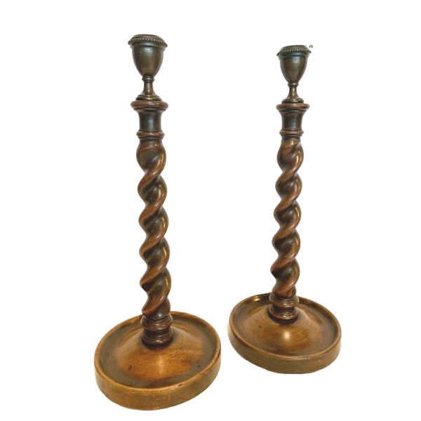 Paire de bougeoirs à fût central colonne torse, noyer massif – XIXᵉ siècle