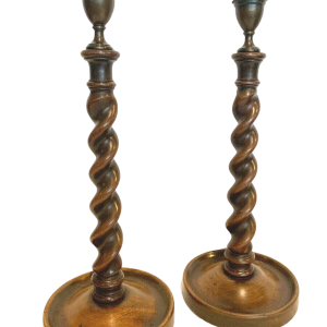 Paire de bougeoirs à fût central colonne torse, noyer massif – XIXᵉ siècle