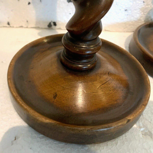 Paire de bougeoirs à fût central colonne torse, noyer massif – XIXᵉ siècle