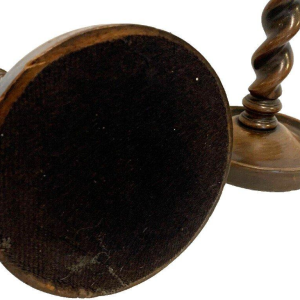 Paire de bougeoirs à fût central colonne torse, noyer massif – XIXᵉ siècle