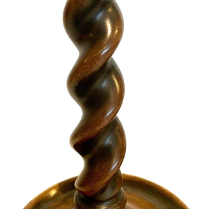 Paire de bougeoirs à fût central colonne torse, noyer massif – XIXᵉ siècle