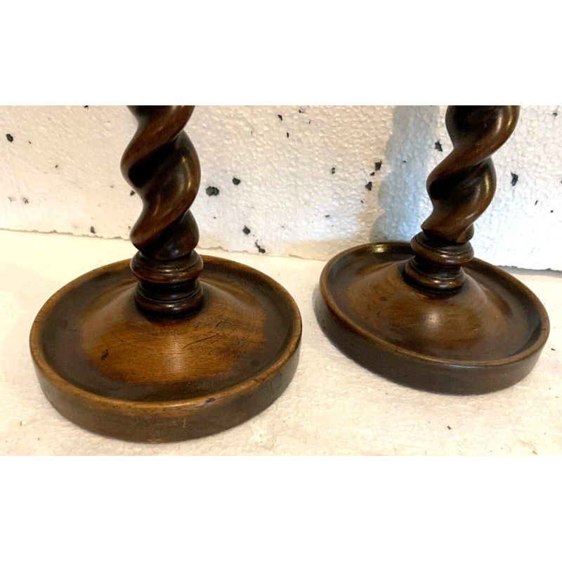 Paire de bougeoirs à fût central colonne torse, noyer massif – XIXᵉ siècle