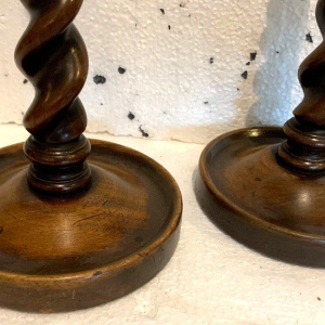 Paire de bougeoirs à fût central colonne torse, noyer massif – XIXᵉ siècle