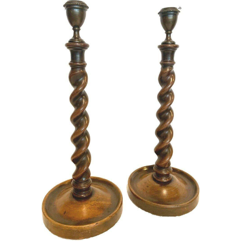 Paire de bougeoirs à fût central colonne torse, noyer massif – XIXᵉ siècle