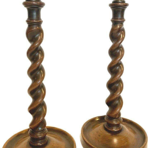 Paire de bougeoirs à fût central colonne torse, noyer massif – XIXᵉ siècle