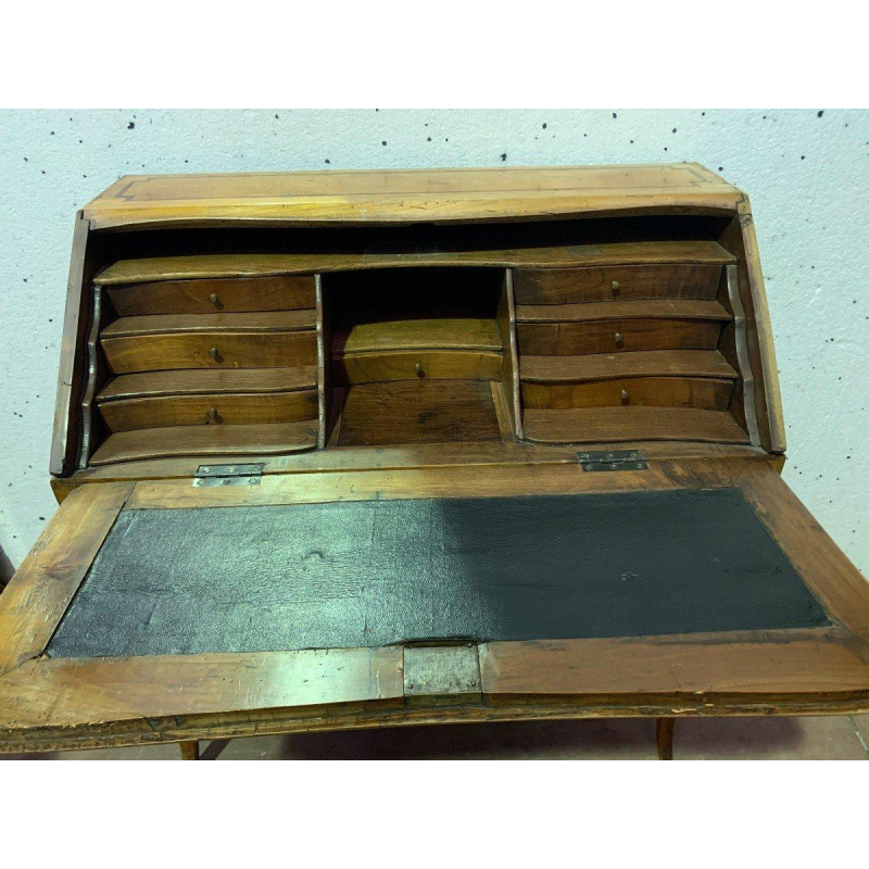 Bureau in Lodewijk XV-stijl met schuin front, vervaardigd uit massief kersenhout – 19e eeuw