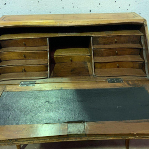 Bureau de pente de style Louis XV en merisier massif – XIXᵉ siècle