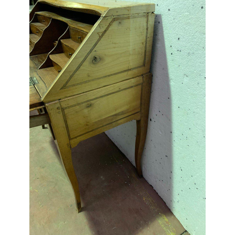 Bureau in Lodewijk XV-stijl met schuin front, vervaardigd uit massief kersenhout – 19e eeuw
